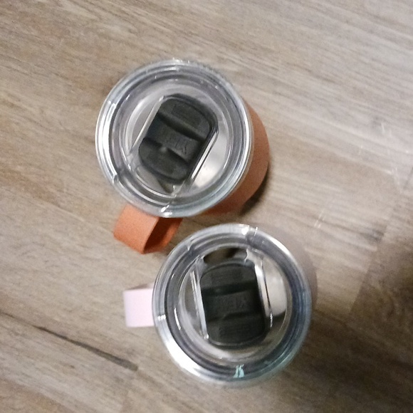 2 Yeti 20 Oz  Ramblers With Mag Slide Lids - Picture 8 of 11